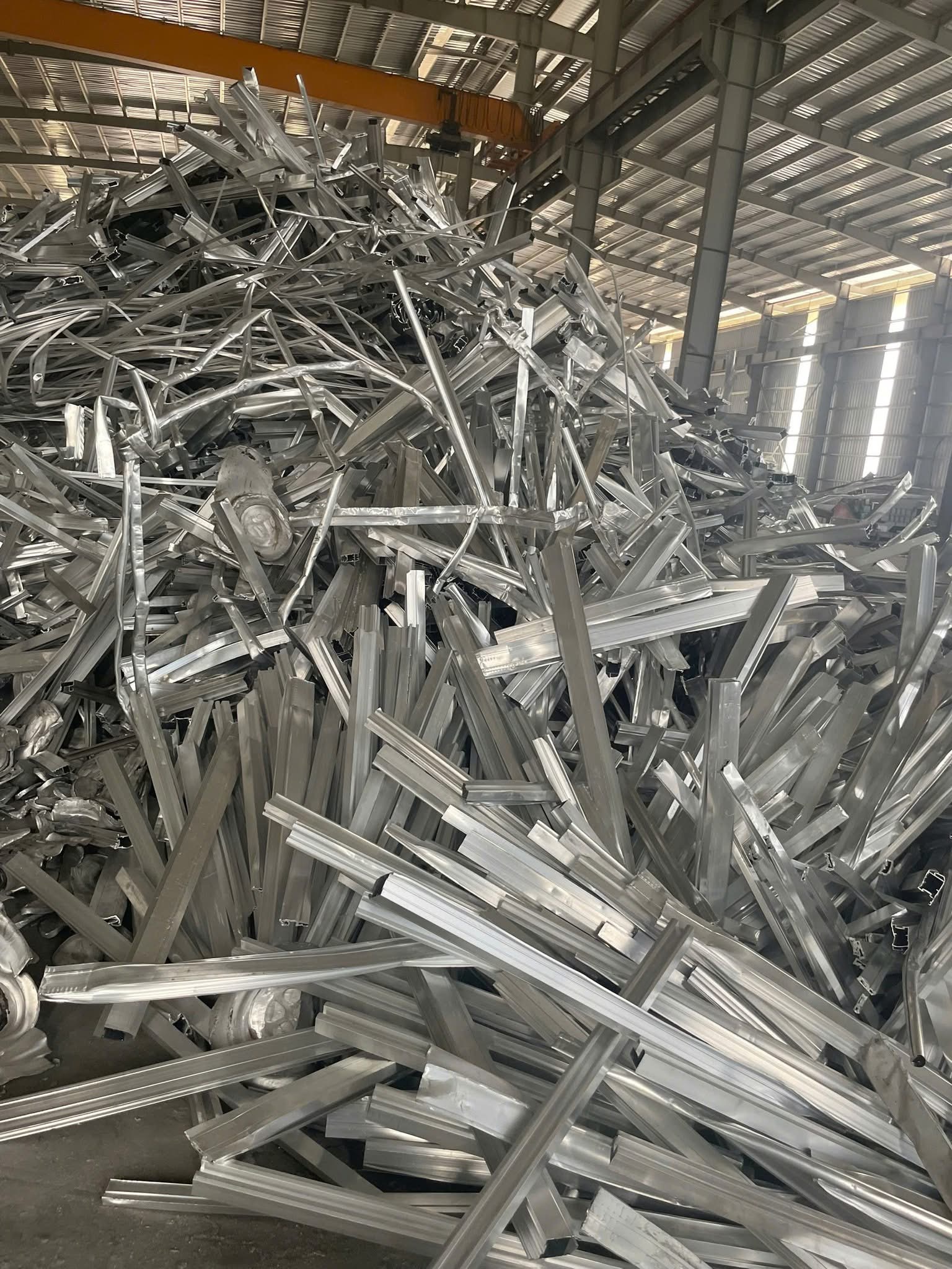 đôi ngũ nhân viên đang phân loại hàng phế liệu