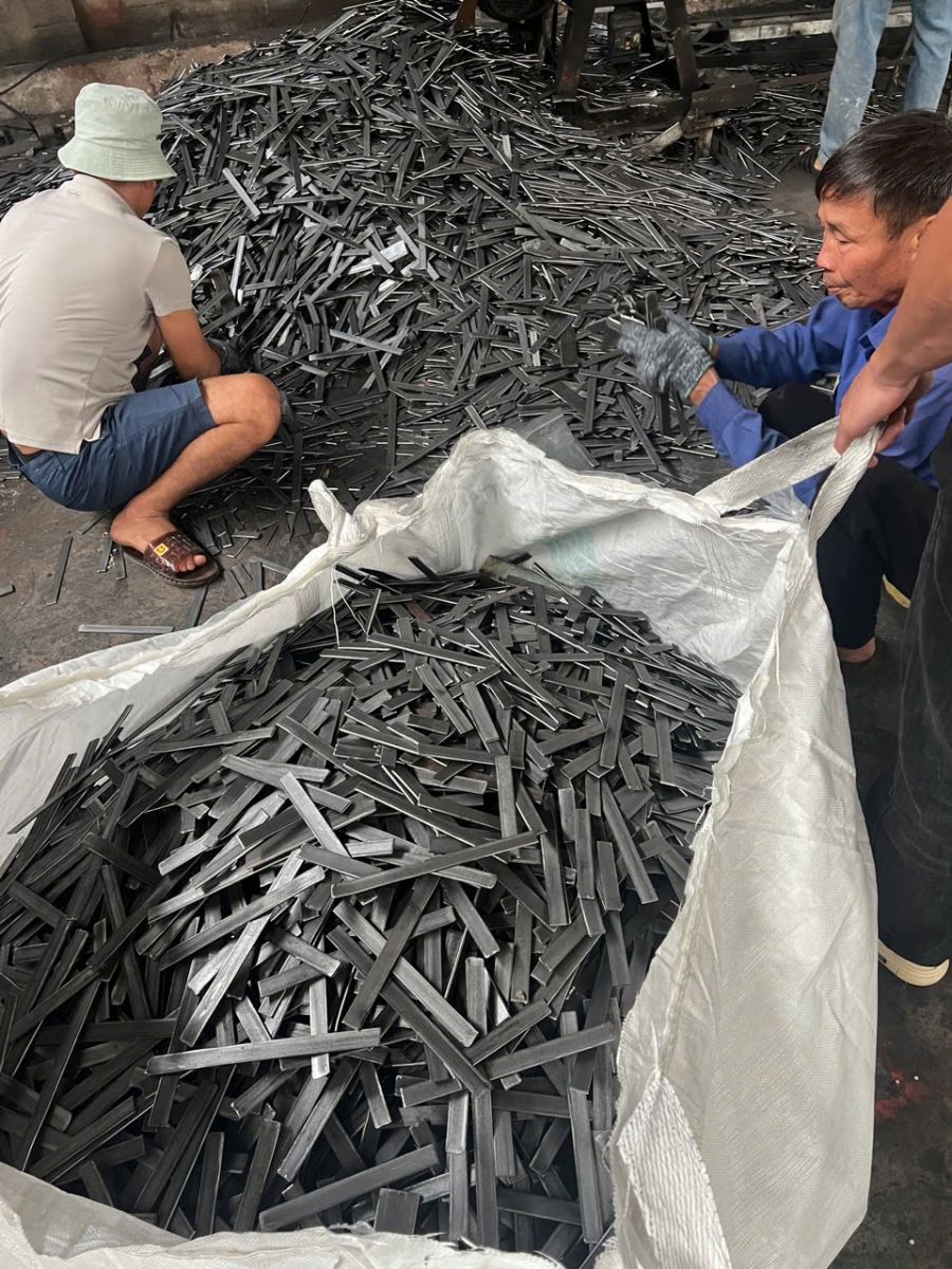 công nhân phế liệu phát tài đang thu mua sắt phế liệu